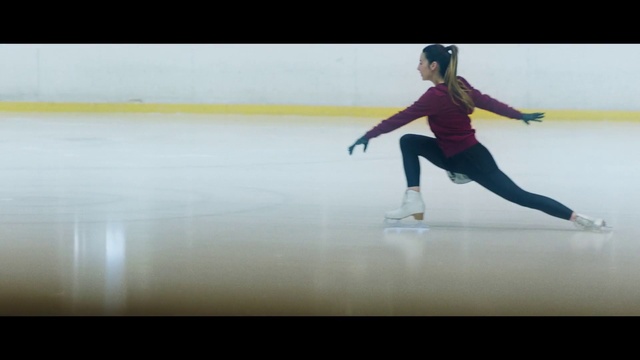 Video Reference N5: Figure skate, Figure skating, Ice skate, Ice rink, Dance, Sports equipment, Sportswear, Ice skating, Skating, Performing arts