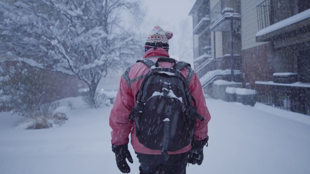 Video Reference N5: Snow, Building, Window, Helmet, Atmospheric phenomenon, Tree, Luggage and bags, Bag, Freezing, Ice cap