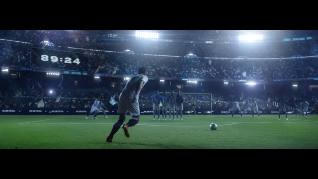 Video Reference N4: Atmosphere, Soccer, Sports equipment, Player, Sky, Floodlight, Ball game, Plant, Football, Team sport