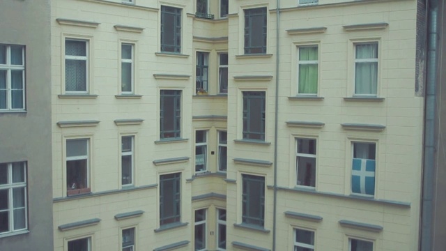Video Reference N3: Window, Building, Fixture, Rectangle, Tower block, Urban design, Condominium, Material property, Facade, Roof