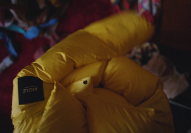 Video Reference N2: Sleeve, Gesture, Glove, Comfort, Wrist, Human leg, Electric blue, Linens, Personal protective equipment, Room