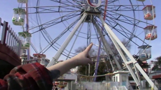 Video Reference N2: Wheel, Sky, Ferris wheel, Leisure, Fun, Automotive wheel system, Spoke, Recreation, Landmark, Rim