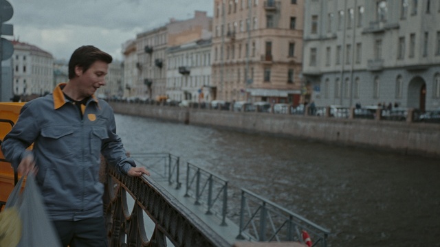 Video Reference N0: Water, Building, Body of water, Travel, Sky, Fence, Waterway, City, Metropolitan area, Street fashion