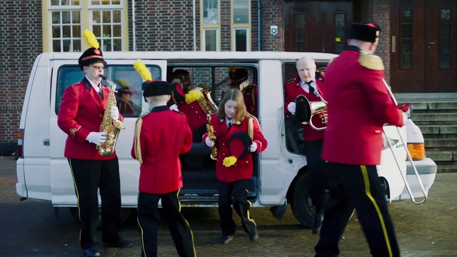 Video Reference N1: Trousers, Window, Hat, Musician, Vehicle, Musical instrument, Motor vehicle, Wheel, Fun, Event