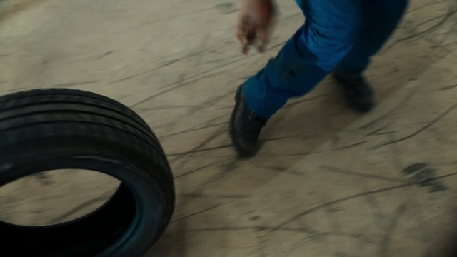 Video Reference N0: Tire, Wheel, Automotive tire, Tread, Synthetic rubber, Wood, Road surface, Flooring, Floor, Rim