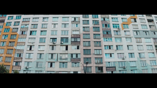 Video Reference N1: Building, Window, Azure, Tower block, Rectangle, Condominium, Urban design, Sky, Neighbourhood, Aqua