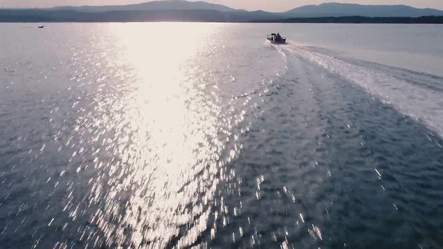 Video Reference N1: Water, Sky, Water resources, Light, Cloud, Watercraft, Vehicle, Lake, Body of water, Boat