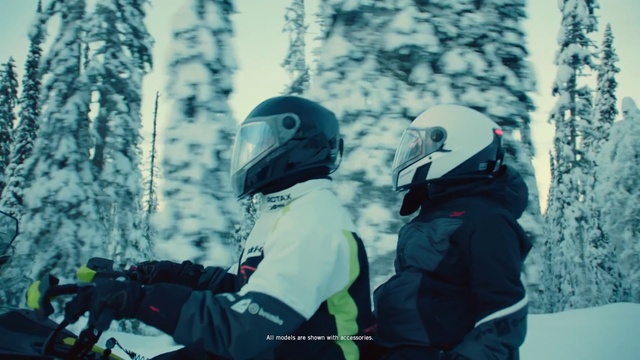 Video Reference N5: Helmet, Snow, Glove, Goggles, Natural environment, Outdoor recreation, Headgear, Slope, Winter sport, Personal protective equipment