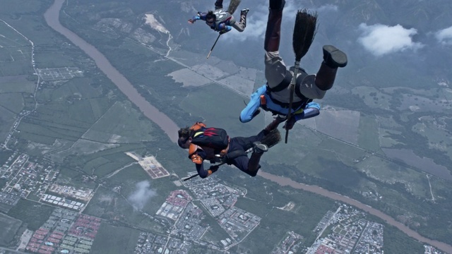 Video Reference N0: Tandem skydiving, Parachuting, Parachute, Windsports, Stunt performer, Paragliding, Leisure, Recreation, Air sports, Air travel