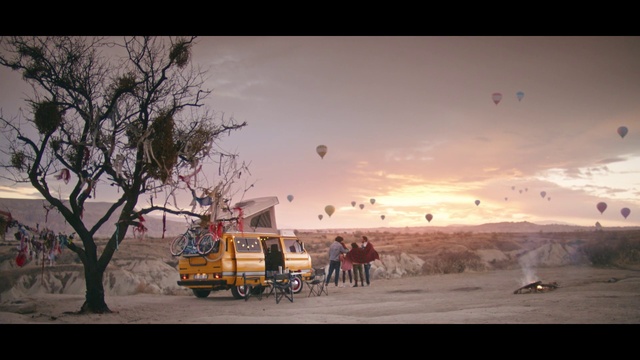 Video Reference N2: Sky, Wheel, Vehicle, Ecoregion, Vertebrate, Tire, Cloud, Tree, Mode of transport, Mammal