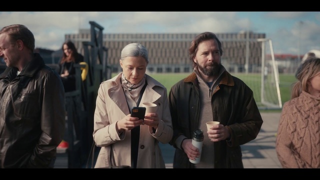 Video Reference N0: Facial expression, Gesture, Sky, Jacket, Adaptation, Fun, Event, Street fashion, Scarf, White-collar worker