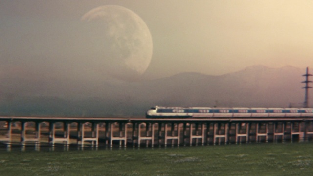 Video Reference N0: Train, Sky, Cloud, Atmosphere, Moon, Water, Light, Vehicle, Atmospheric phenomenon, Rolling stock