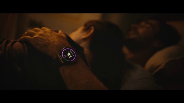 Video Reference N4: Watch, Flash photography, Gesture, Clock, Comfort, Wrist, Jewellery, Darkness, Event, Font