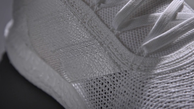 Video Reference N5: Sleeve, Grey, Automotive tire, Sportswear, Automotive design, Tints and shades, Mesh, Rim, Pattern, Linens