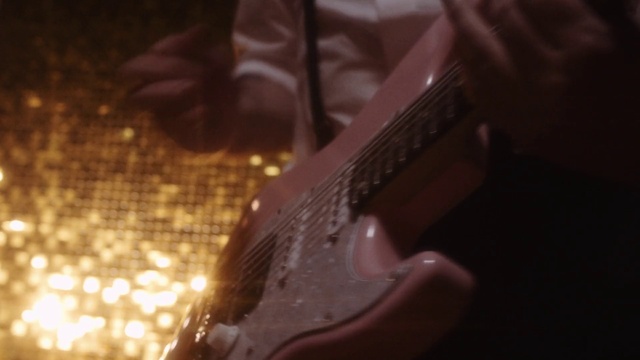 Video Reference N4: Musical instrument, Guitar accessory, Wood, Guitar, Entertainment, Musical instrument accessory, Automotive lighting, Tints and shades, Music, String instrument accessory