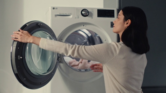 Video Reference N4: Joint, Arm, Shoulder, Washing machine, Clothes dryer, Laundry, Laundry room, Cameras & optics, Automotive tire, Home appliance
