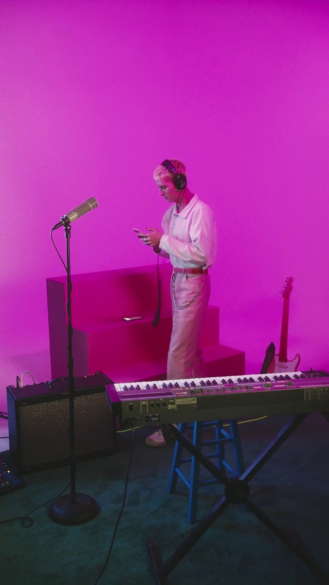 Video Reference N5: Musician, Microphone, Music artist, Purple, Concert, Music, Performing arts, Electronic instrument, Artist, Public address system