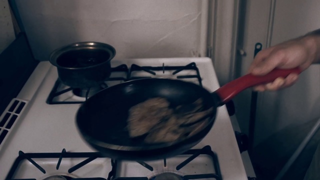 Video Reference N0: Food, Frying pan, Gas stove, Cooktop, Kitchen stove, Kitchen appliance, Kitchen utensil, Recipe, Stove, Ingredient