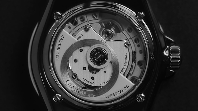Video Reference N3: Watch, Analog watch, Silver, Automotive tire, Automotive design, Clock, Watch accessory, Automotive lighting, Rim, Font