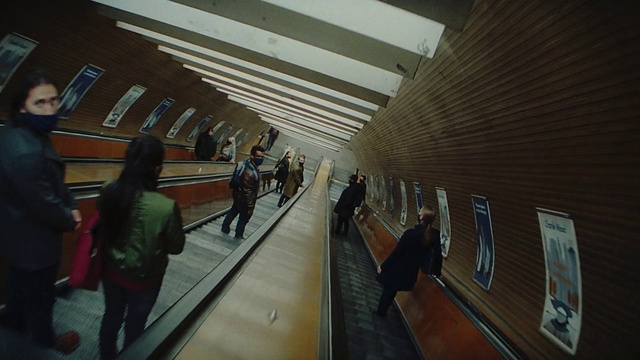 Video Reference N1: Trousers, Escalator, Metro station, Public transport, Stairs, Luggage and bags, Travel, Passenger, Metropolitan area, City