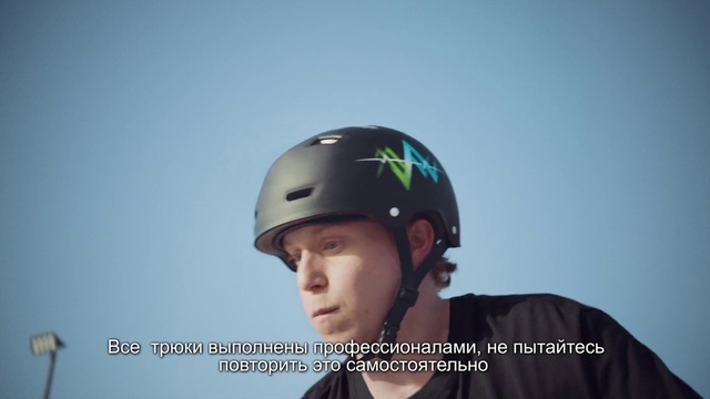 Video Reference N5: Hard hat, Helmet, Sleeve, Headgear, Sports equipment, Sky, Sports gear, Fun, Electric blue, Personal protective equipment