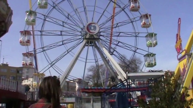 Video Reference N18: Sky, Wheel, Ferris wheel, Outdoor recreation, Leisure, Automotive wheel system, Recreation, Amusement ride, Event, Pole