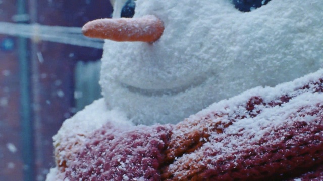 Video Reference N10: Snow, Freezing, Red, Powdered sugar, Ingredient, Cuisine, Winter, Frost, Wool, Chemical compound