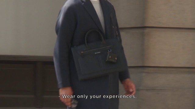 Video Reference N0: Sleeve, Bag, Gesture, Luggage and bags, Collar, Street fashion, Waist, Blazer, Formal wear, Flash photography