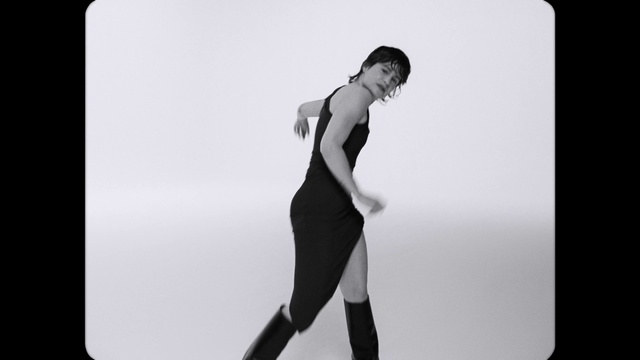 Video Reference N1: Flash photography, One-piece garment, Dress, Sleeve, Waist, Gesture, Knee, Thigh, Style, Elbow