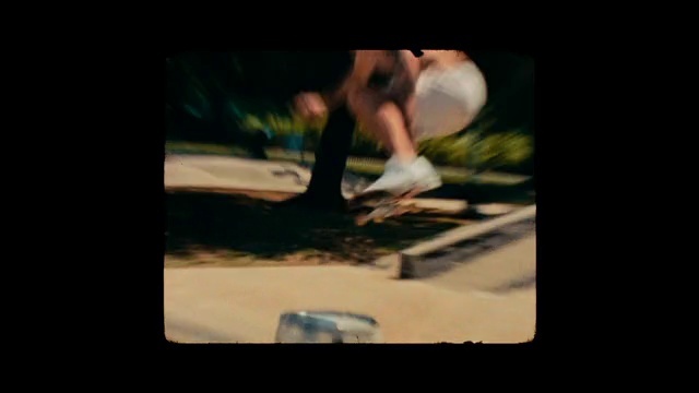 Video Reference N4: Flash photography, Gesture, Font, Gadget, Tints and shades, Grass, Display device, Human leg, Darkness, Multimedia