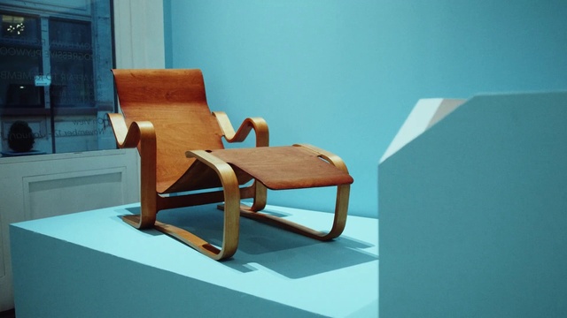 Video Reference N7: Blue, Comfort, Wood, Chair, Armrest, House, Building, Leisure, Flooring, Hardwood