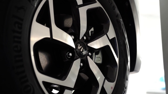 Video Reference N5: Tire, Wheel, Automotive tire, Tread, Automotive design, Synthetic rubber, Hubcap, Car, Alloy wheel, Rim