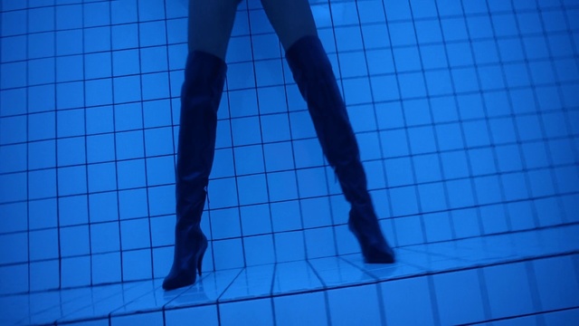 Video Reference N5: Water, Blue, Azure, Gesture, Swimming pool, Aqua, Knee, Thigh, Electric blue, Pattern