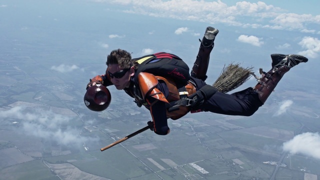 Video Reference N8: Water, Cloud, Parachuting, Sky, Stunt performer, Glove, Windsports, Leisure, Travel, Tandem skydiving