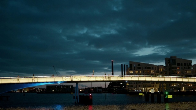 Video Reference N15: Cloud, Sky, Water, Atmosphere, Street light, Dusk, Body of water, Building, Lake, Cityscape