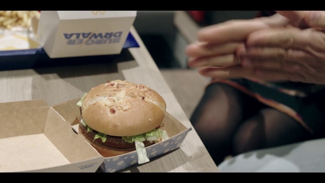 Video Reference N3: Food, Bun, Staple food, Ingredient, Sandwich, Recipe, Gesture, Tableware, Fast food, Hamburger