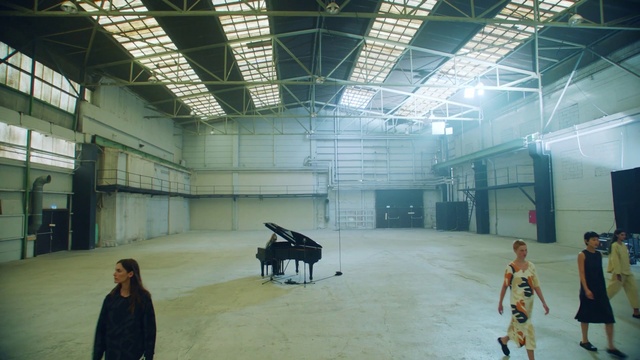 Video Reference N2: Field house, Building, Architecture, Piano, Hall, Musical instrument, Floor, Leisure, Flooring, Event