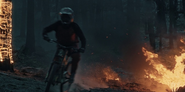 Video Reference N6: Bicycle, Tire, Bicycle wheel, Atmospheric phenomenon, Bicycle frame, Helmet, Fire, Geological phenomenon, Cycle sport, Bicycle handlebar
