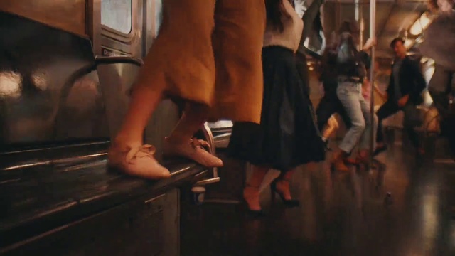 Video Reference N7: Shorts, Gesture, Thigh, Entertainment, Flash photography, Flooring, Calf, Barefoot, Knee, Foot