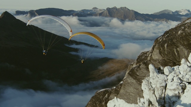 Video Reference N0: Cloud, Water, Sky, Mountain, Parachute, Paragliding, Highland, Body of water, Parachuting, Terrain