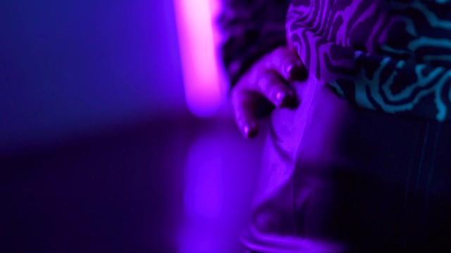 Video Reference N3: Arm, Purple, Blue, Human body, Gesture, Flash photography, Violet, Pink, Petal, Performing arts