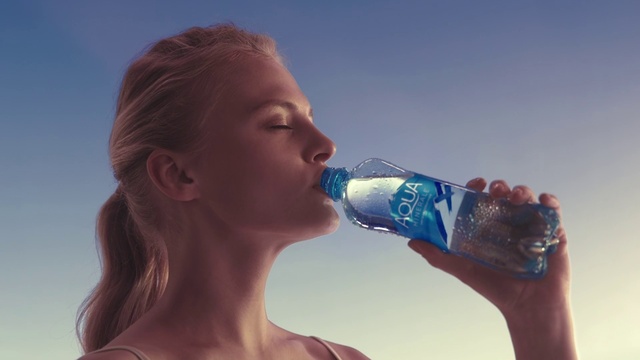 Video Reference N1: Water, Bottle, Sky, Drinkware, Liquid, Human body, Drinking water, Drink, Plastic bottle, Bottled water