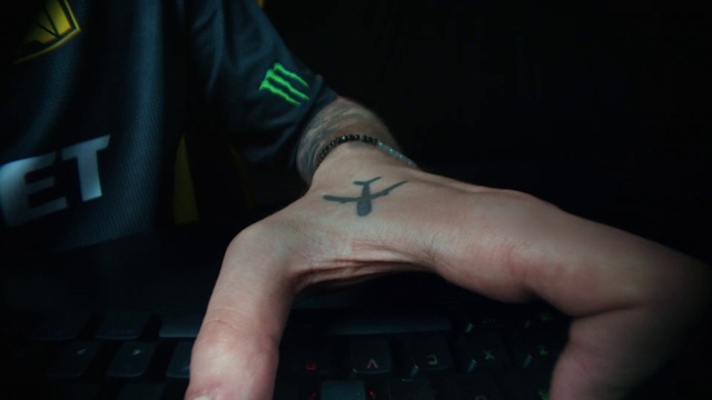 Video Reference N2: Joint, Hand, Arm, Sleeve, Input device, Gesture, Finger, Computer keyboard, Temporary tattoo, Space bar
