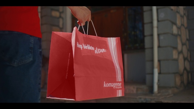 Video Reference N0: Paper bag, Luggage and bags, Bag, Font, Packaging and labeling, Magenta, Event, Carmine, Fashion accessory, Rectangle