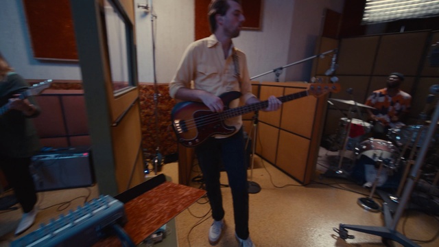 Video Reference N14: Microphone, Musical instrument, Musician, Guitar, String instrument, Guitar accessory, String instrument, String instrument accessory, Plucked string instruments, Guitarist