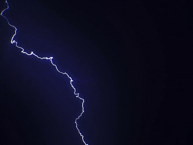 Video Reference N1: Lightning, Thunder, Thunderstorm, Sky, Electricity, Geological phenomenon, Electric blue, Wind, Electrical supply, Midnight