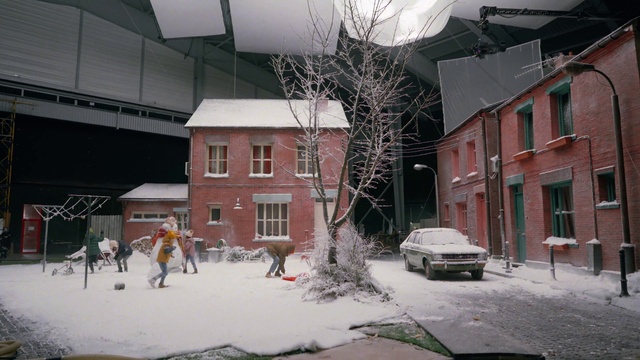 Video Reference N4: Building, Car, Window, Snow, Plant, Vehicle, Wheel, Architecture, House, Freezing