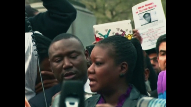 Video Reference N8: Forehead, Microphone, Human, Crowd, Snapshot, Event, Tie, T-shirt, Audio equipment, Public event