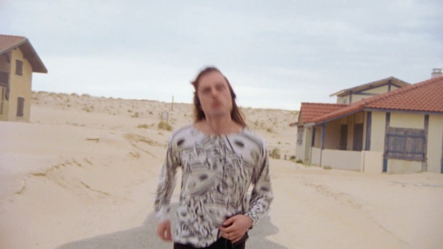 Video Reference N2: Sky, Neck, Sleeve, Body of water, Travel, Street fashion, Happy, Landscape, Waist, T-shirt