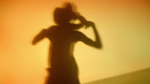 Video Reference N3: Human body, Sleeve, Gesture, Tints and shades, Backlighting, Shadow, Elbow, Event, Darkness, Heat